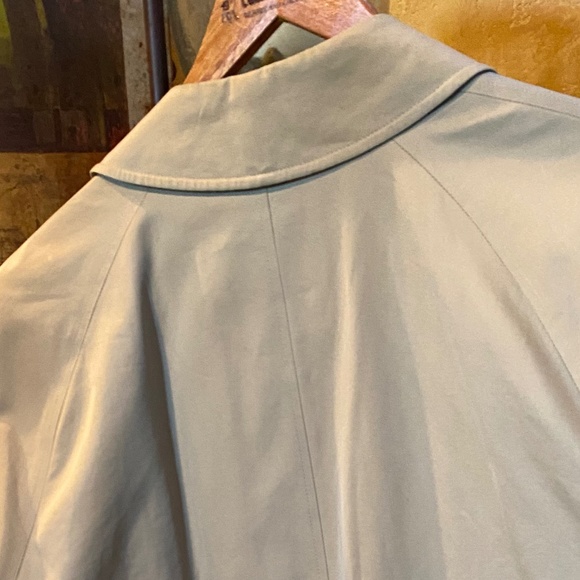 Classic Burberrys London Trench Coat - Picture 9 of 16